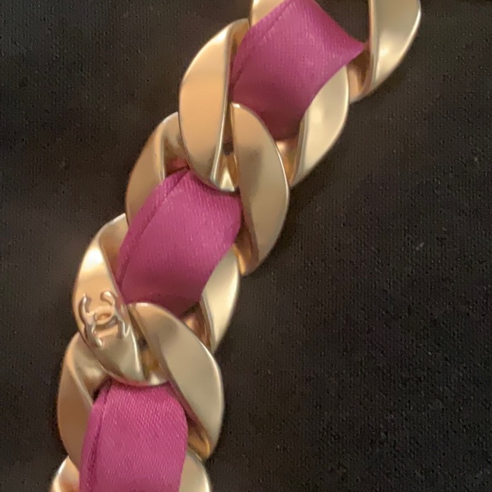 CHANEL Gold and Pink Chunky Chain Necklace - Picture 4 of 10
